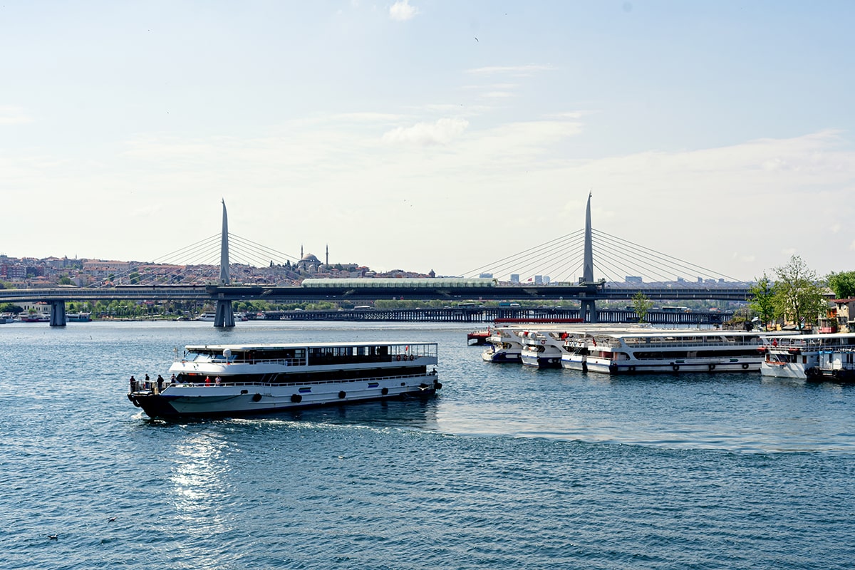Bosphorus on a Budget: Affordable Ways to Experience Istanbul\'s Iconic Waterway