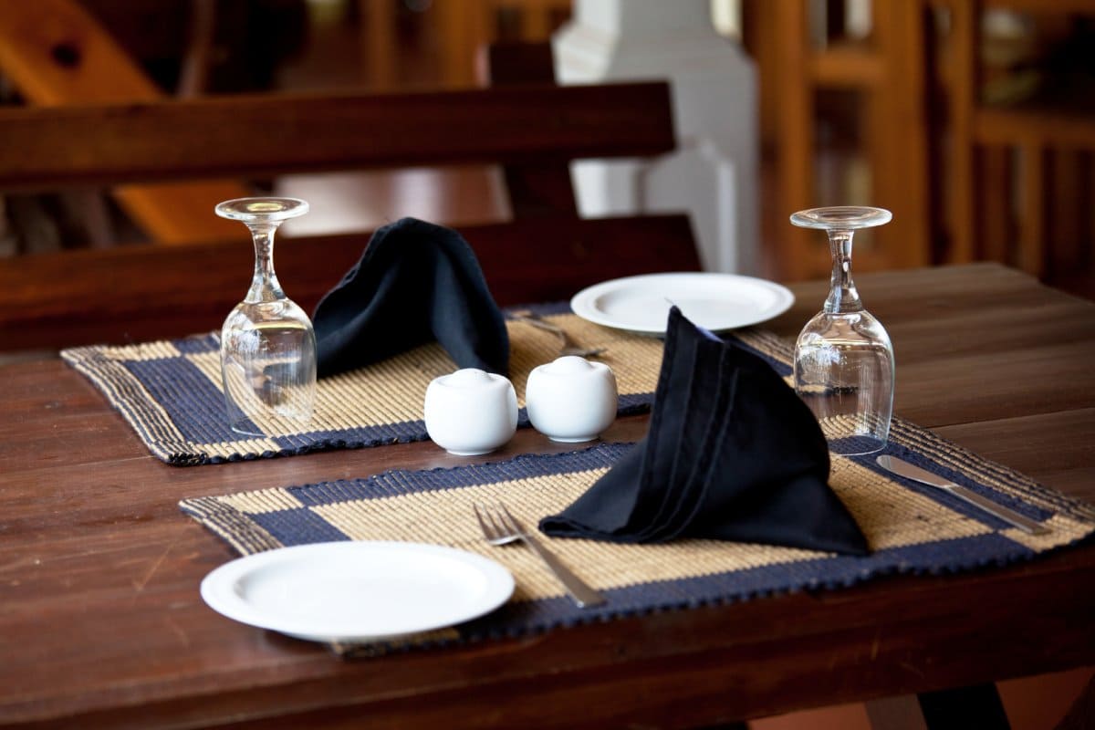 Bosphorus Dinner Cruise vs. Rooftop Dining: Which Istanbul Experience is Right for You?